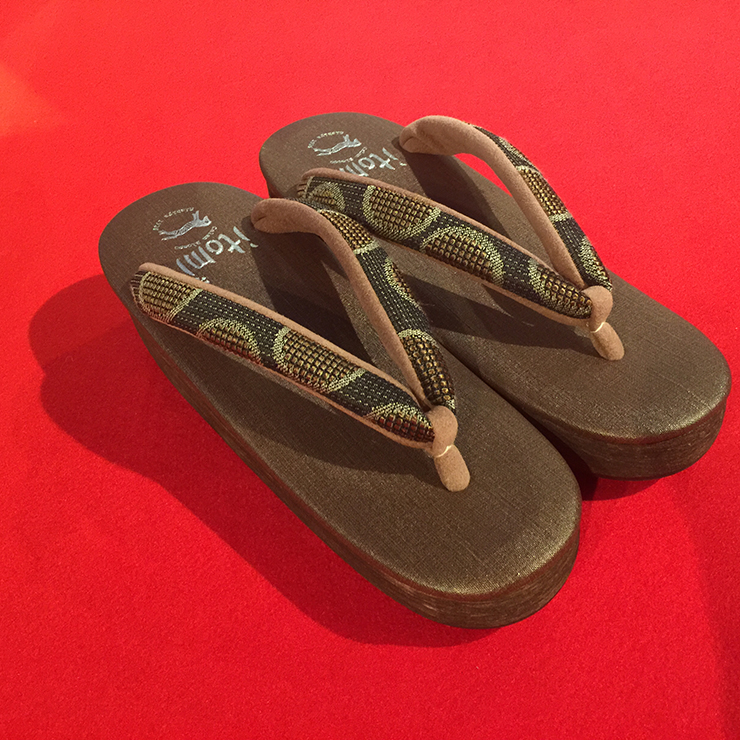 カレンブロッソ カフェ草履 11,800円(税別)